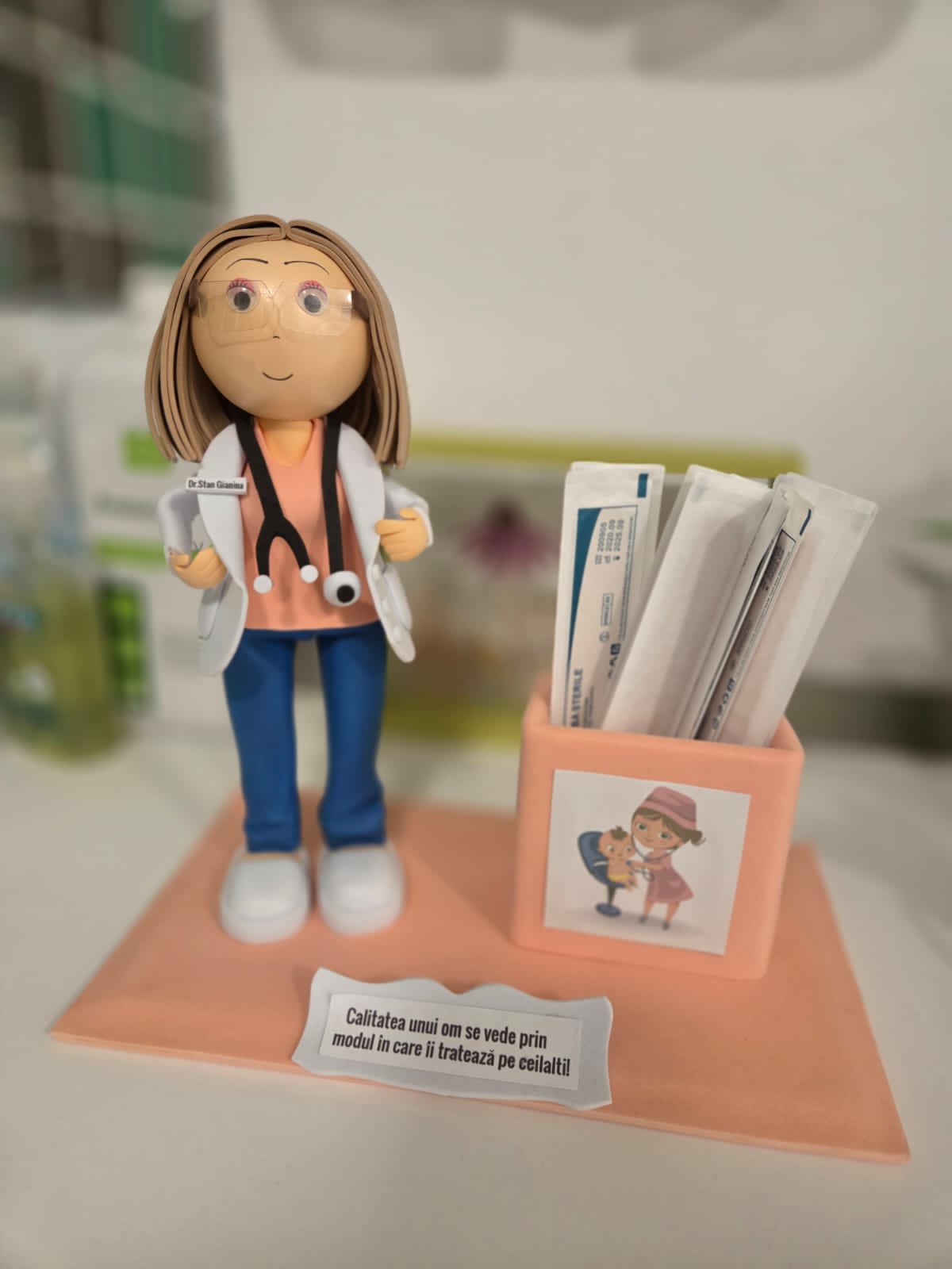 Figurină handmade înfățișând-o pe Dr. Stan Gianina, dăruită de o familie