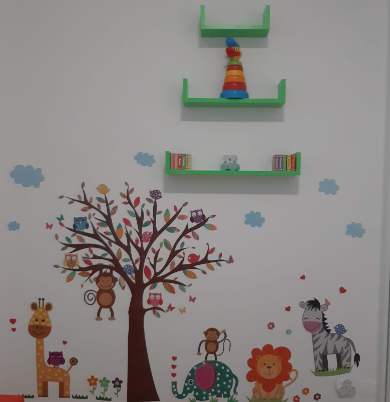 Perete decorat cu animale