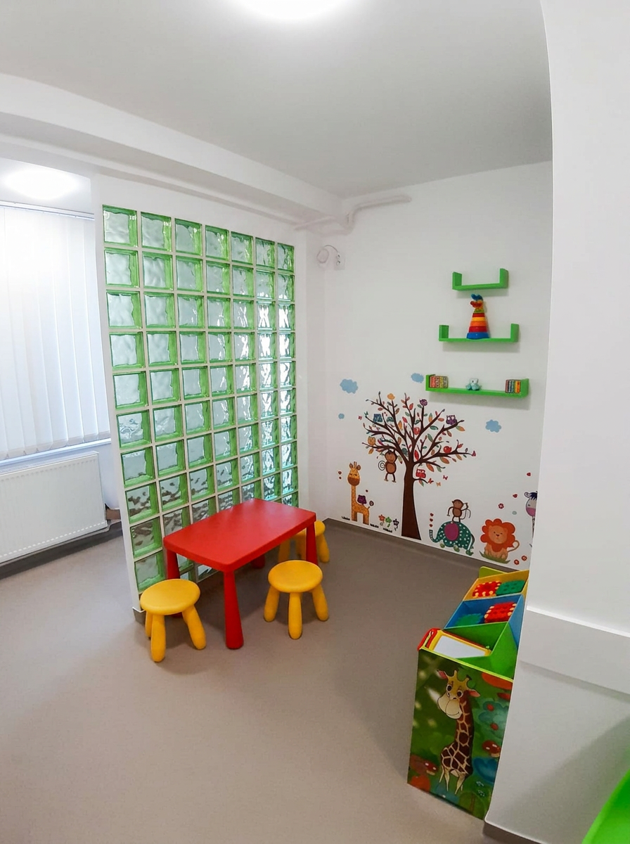 Sala de joacă cu măsuță